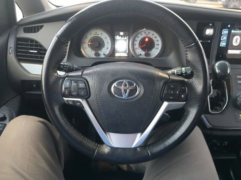 Used 2017 Toyota Sienna SE Premium image 13