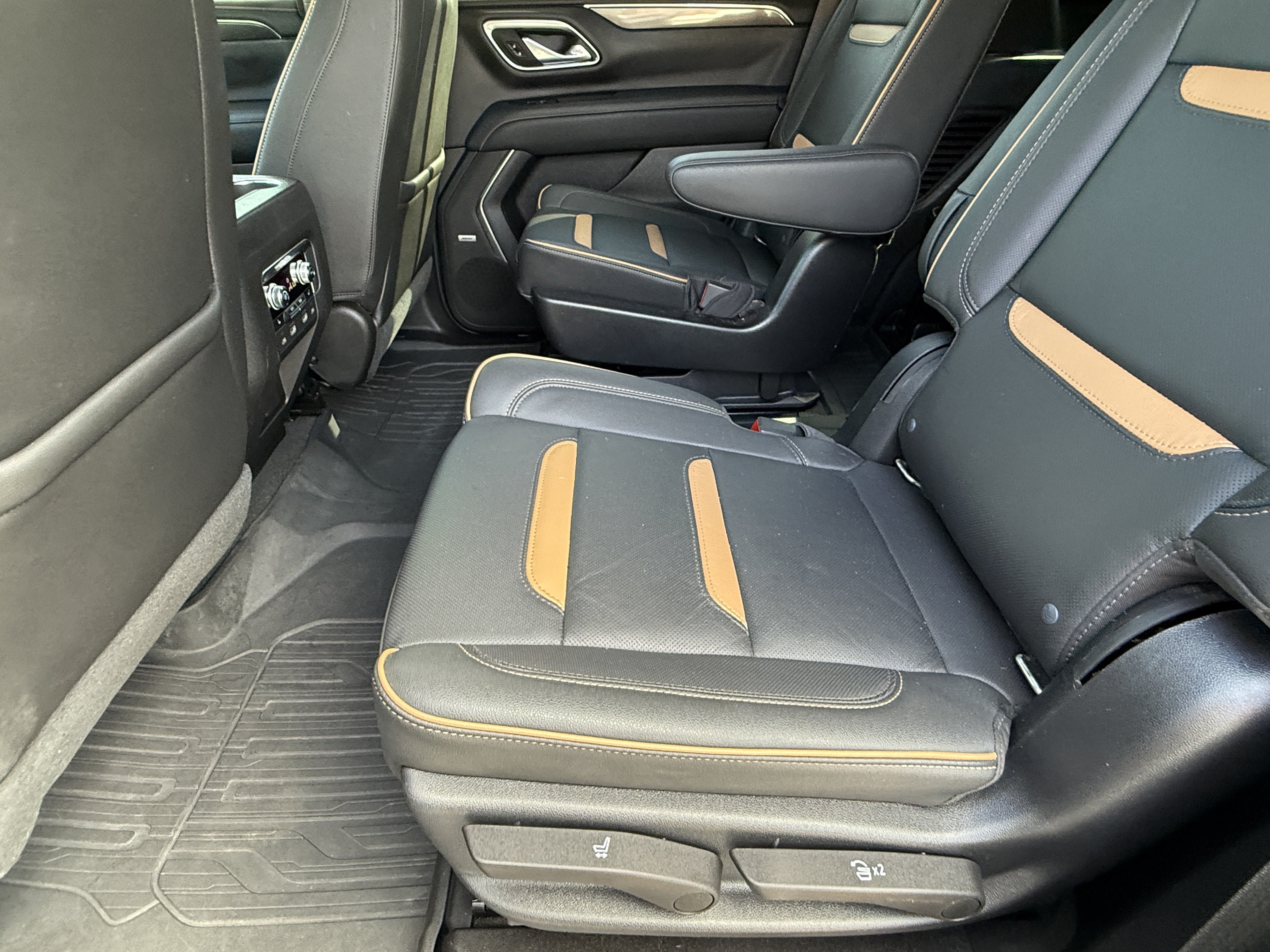 Used 2021 GMC Yukon AT4 w/ AT4 Premium Package AWD/4WD image 17