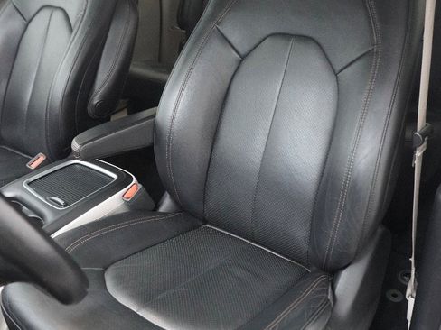 Used 2019 Chrysler Pacifica Touring-L Plus FWD image 4