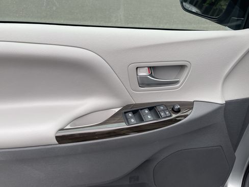 Certified 2020 Toyota Sienna XLE FWD image 16