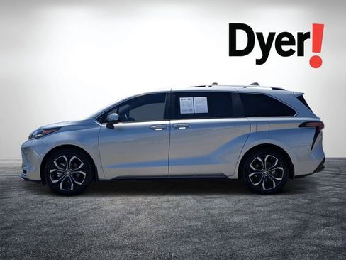 Used 2025 Toyota Sienna Platinum FWD image 7
