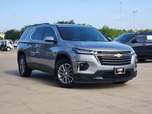 Used 2023 Chevrolet Traverse LT FWD image 2