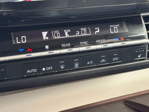 Used 2024 Toyota Sienna XLE FWD image 27
