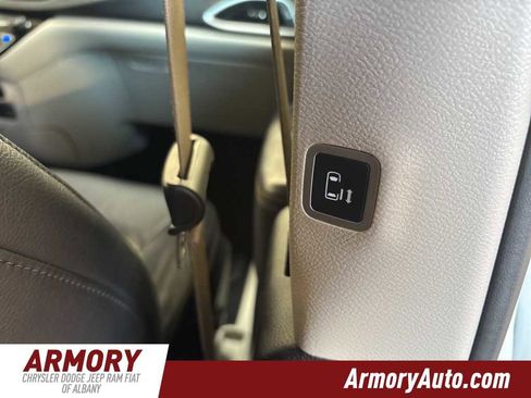 Used 2020 Chrysler Pacifica Touring-L Plus image 37