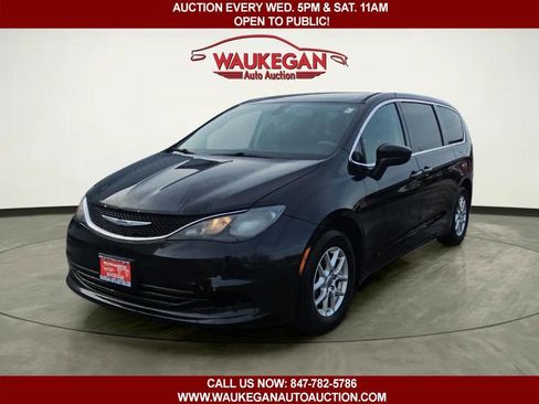 Used 2017 Chrysler Pacifica Touring image 1