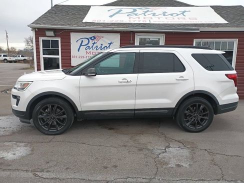 Used 2018 Ford Explorer XLT w/ Equipment Group 202A image 3