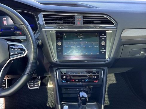 Used 2023 Volkswagen Tiguan SE R-Line image 6