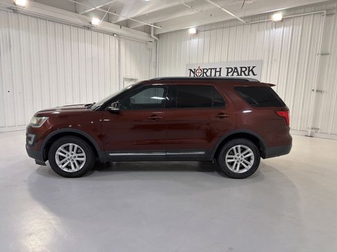 Used 2016 Ford Explorer XLT w/ Equipment Group 202A FWD image 2