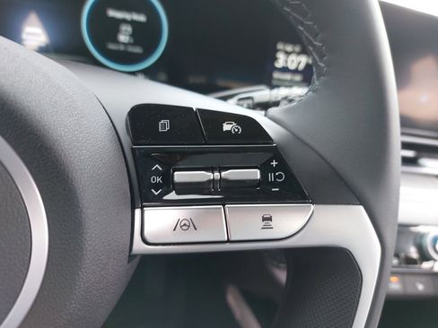 Used 2025 Hyundai Elantra Limited image 18