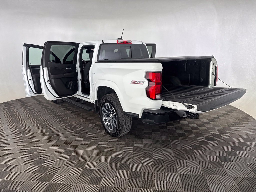 Used 2025 Chevrolet Colorado Z71 w/ Technology Package AWD/4WD image 18