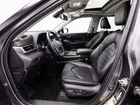Certified 2023 Toyota Highlander XLE image 4