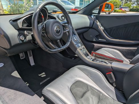 Used 2014 McLaren MP4-12C Spider RWD image 21