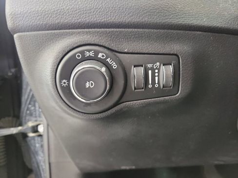 Used 2018 Jeep Compass Latitude w/ Popular Equipment Group FWD image 13
