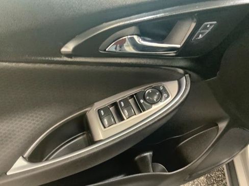 Used 2017 Chevrolet Malibu LT FWD image 27