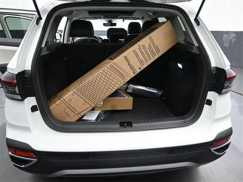 New 2025 Volkswagen Taos SE image 14