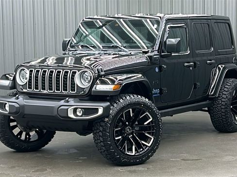 Used 2025 Jeep Wrangler Unlimited Sahara image 1