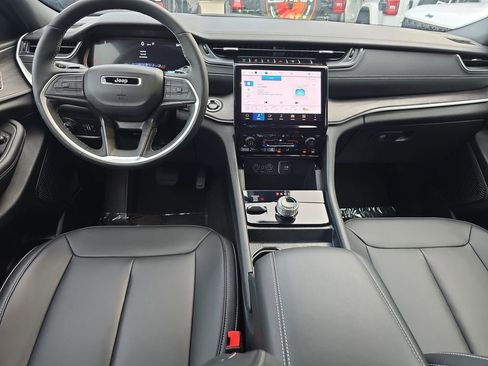 Used 2025 Jeep Grand Cherokee L Limited w/ Black Appearance Package image 16