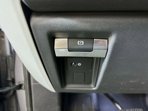 Used 2024 Land Rover Defender 110 X-Dynamic SE image 32