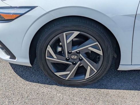 Used 2025 Hyundai Elantra SEL FWD image 10