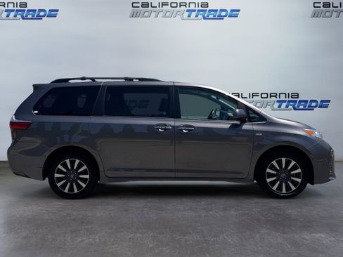 Used 2018 Toyota Sienna XLE w/ XLE Navigation Package AWD/4WD image 4