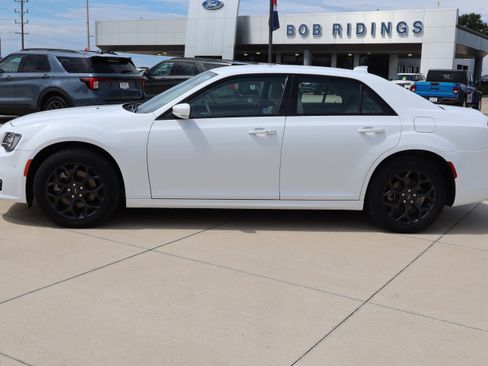 Used 2023 Chrysler 300 Touring L image 9