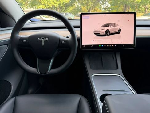 Used 2023 Tesla Model Y AWD image 13
