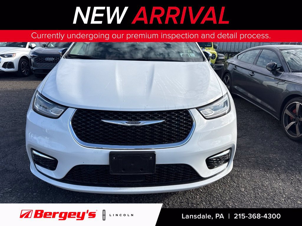 Used 2023 Chrysler Pacifica Limited FWD image 1