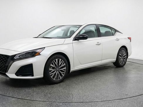 Used 2025 Nissan Altima 2.5 SV image 3