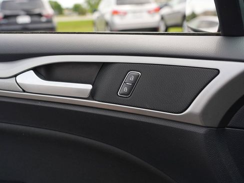 Used 2020 Ford Fusion SE FWD image 18