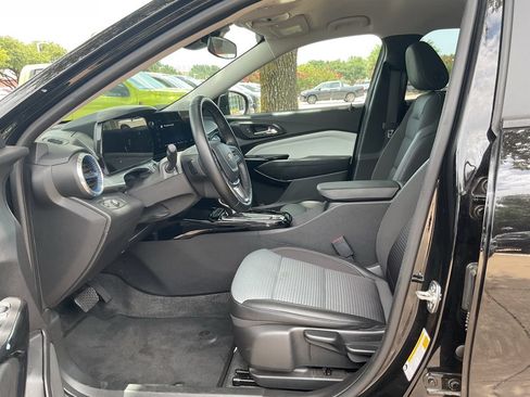 Used 2025 Chevrolet Trax LT w/ LT Convenience Package FWD image 7