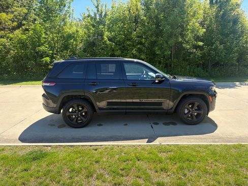 Used 2023 Jeep Grand Cherokee Limited w/ Black Appearance Package AWD/4WD image 10