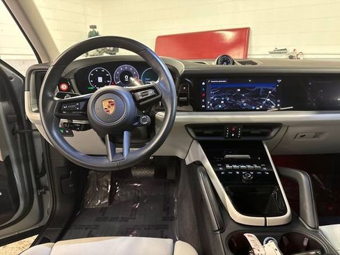 Used 2025 Porsche Cayenne image 9