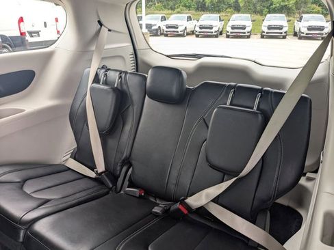 Used 2024 Chrysler Pacifica Touring-L image 16