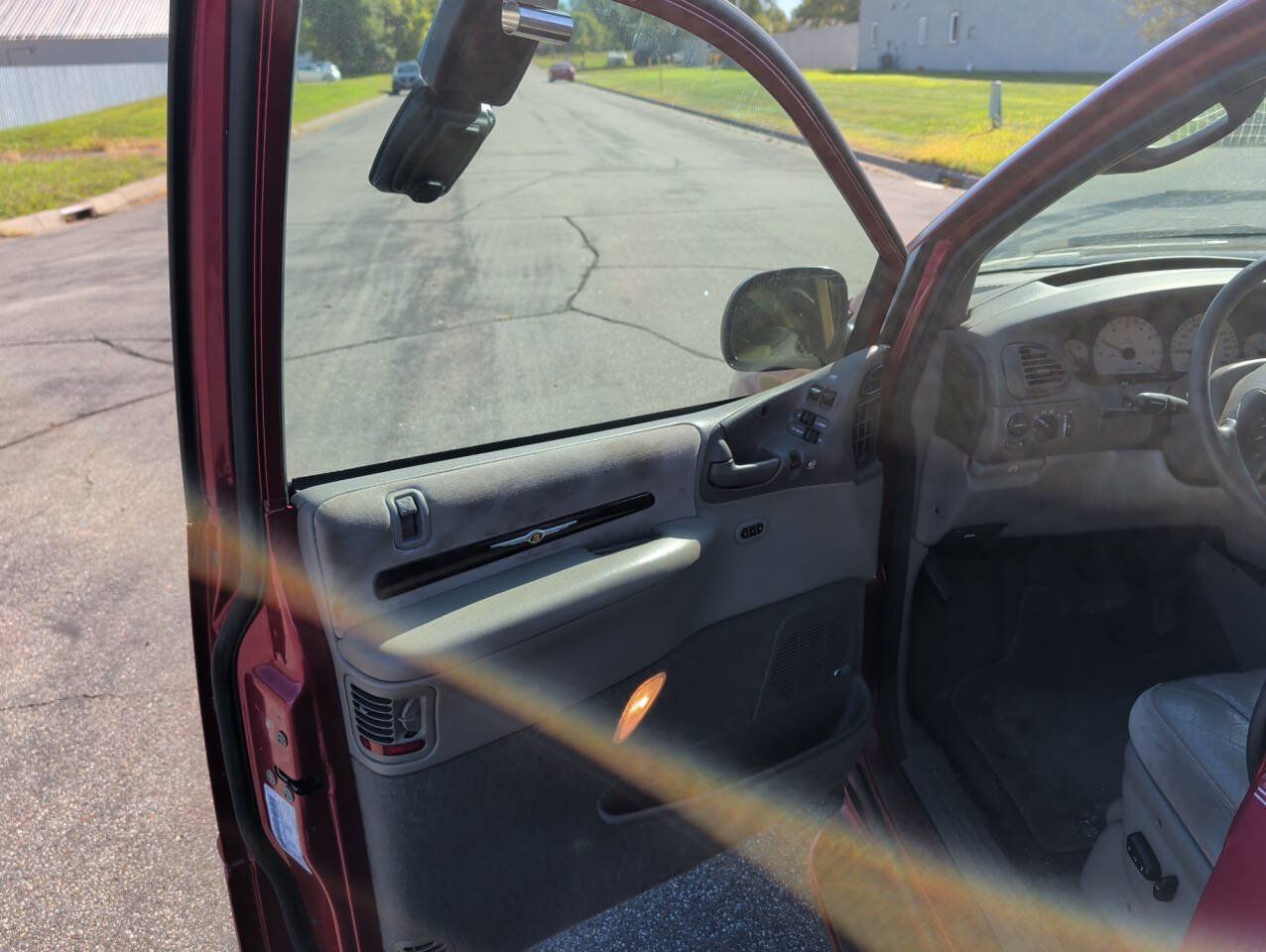 Used 1999 Chrysler Town & Country Limited FWD image 20