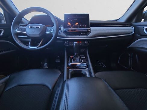 Used 2024 Jeep Compass Latitude image 11