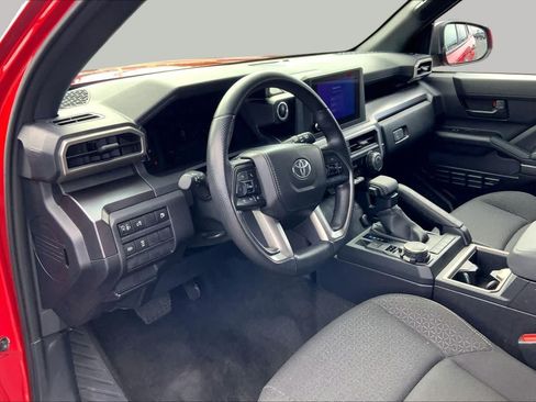 Used 2025 Toyota 4Runner SR5 AWD/4WD image 18