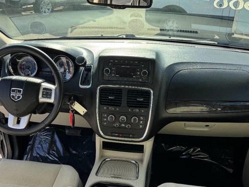 Used 2016 Dodge Grand Caravan SXT w/ UConnect Hands-Free Group image 17
