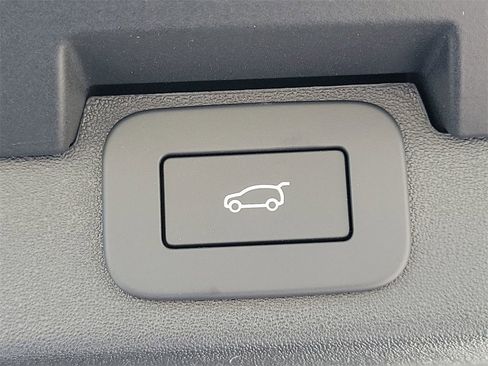 New 2025 Land Rover Discovery Dynamic SE image 12