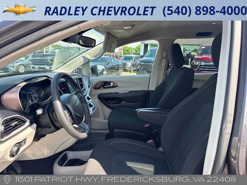 Used 2023 Chrysler Voyager LX FWD image 3