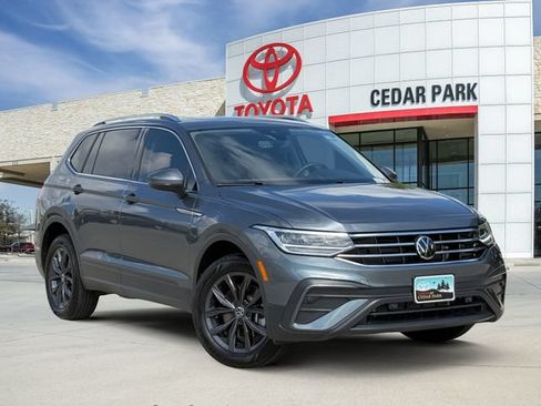 Used 2024 Volkswagen Tiguan SE FWD image 1