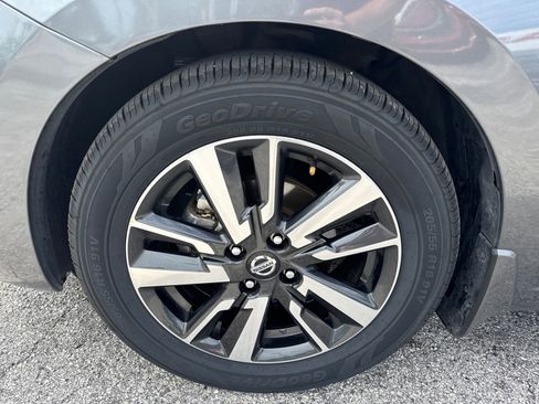 Certified 2021 Nissan Versa SV FWD image 18