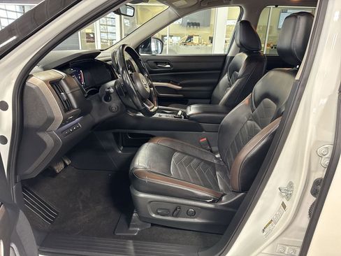 Certified 2023 Nissan Pathfinder Platinum AWD/4WD image 13