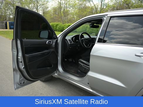 Used 2018 Jeep Grand Cherokee Altitude AWD/4WD image 28