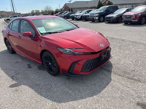 Used 2025 Toyota Camry SE FWD image 14