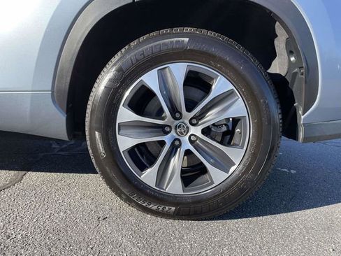 Used 2023 Toyota Highlander XLE image 9