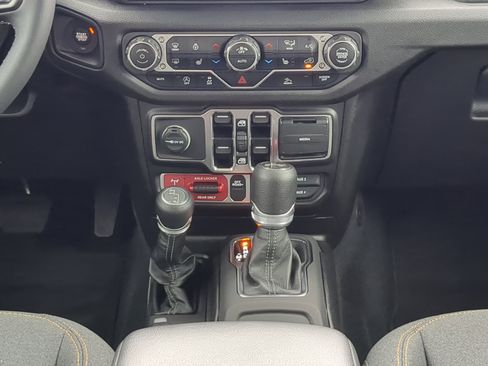 Used 2025 Jeep Wrangler Unlimited Sport AWD/4WD image 17