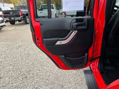 Used 2015 Jeep Wrangler Unlimited Sahara w/ Connectivity Group image 15