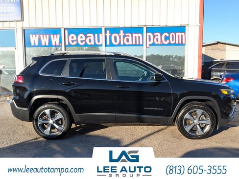 Used 2019 Jeep Cherokee Limited w/ Technology Group image 2