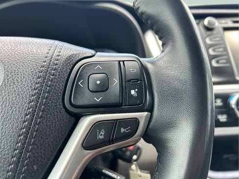 Used 2019 Toyota Highlander Plus FWD image 15