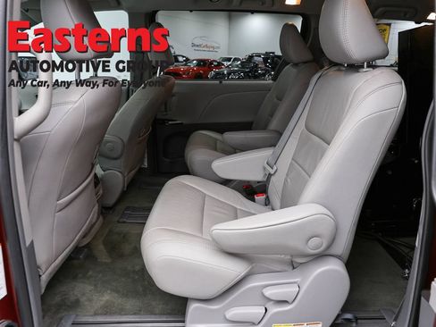 Used 2019 Toyota Sienna XLE FWD image 21